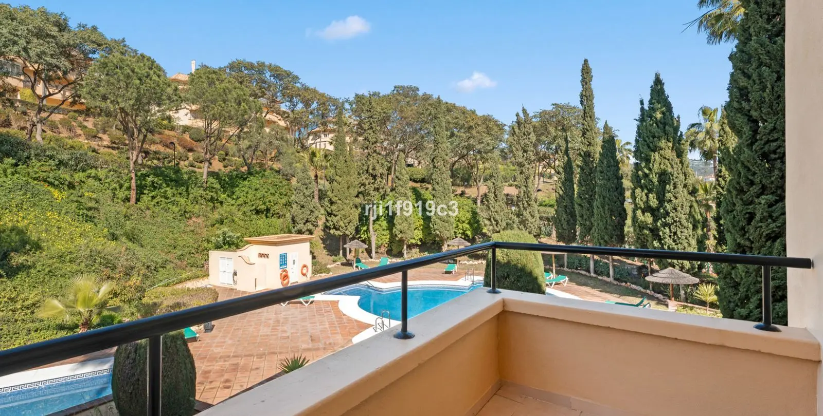 Sale of middle floor apartment in Elviria 24