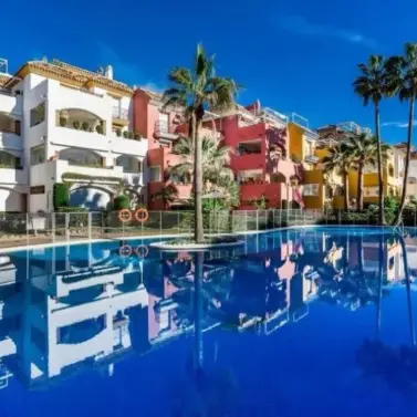 Venta de apartamento en planta media en Marbella