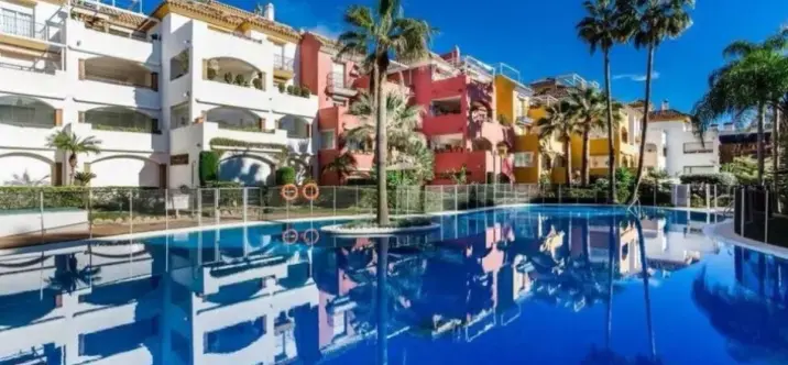 Venta de apartamento en planta media en Marbella 0