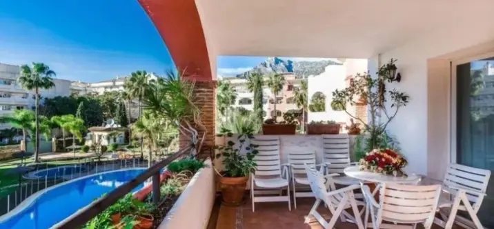 Venta de apartamento en planta media en Marbella 2