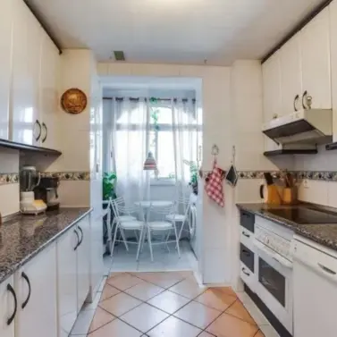 Venta de apartamento en planta media en Marbella