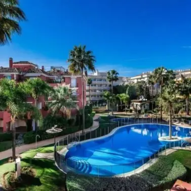 Venta de apartamento en planta media en Marbella