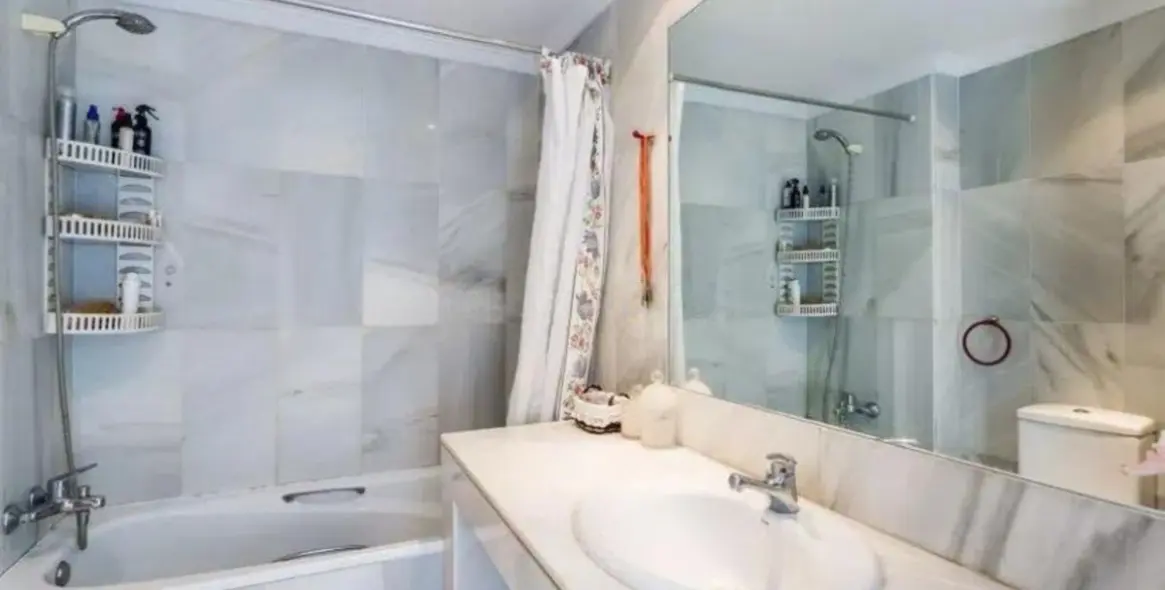 Sale of middle floor apartment in Marbella 8