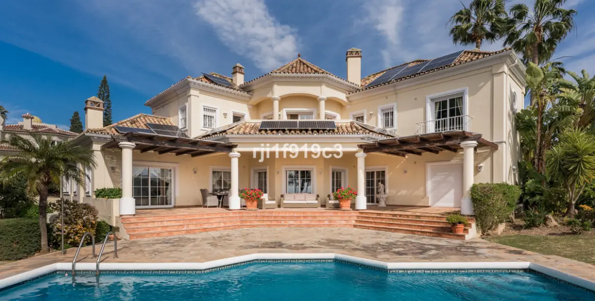 Venta de villa independiente en Elviria 1