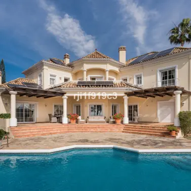 Venta de villa independiente en Elviria