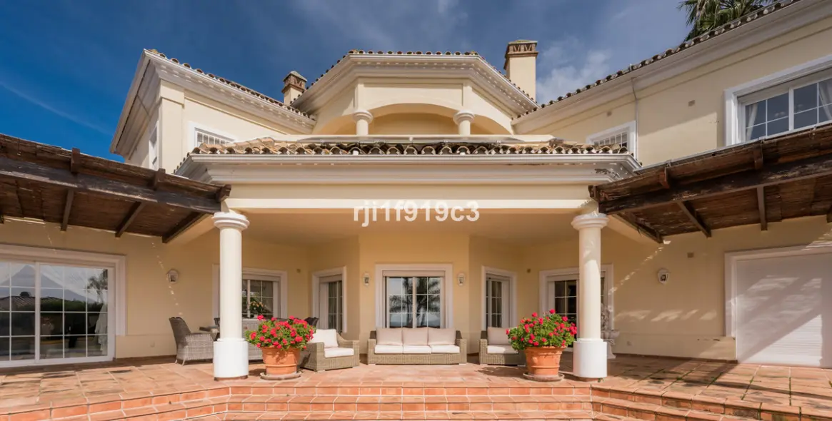 Sale of detached villa in Elviria 22