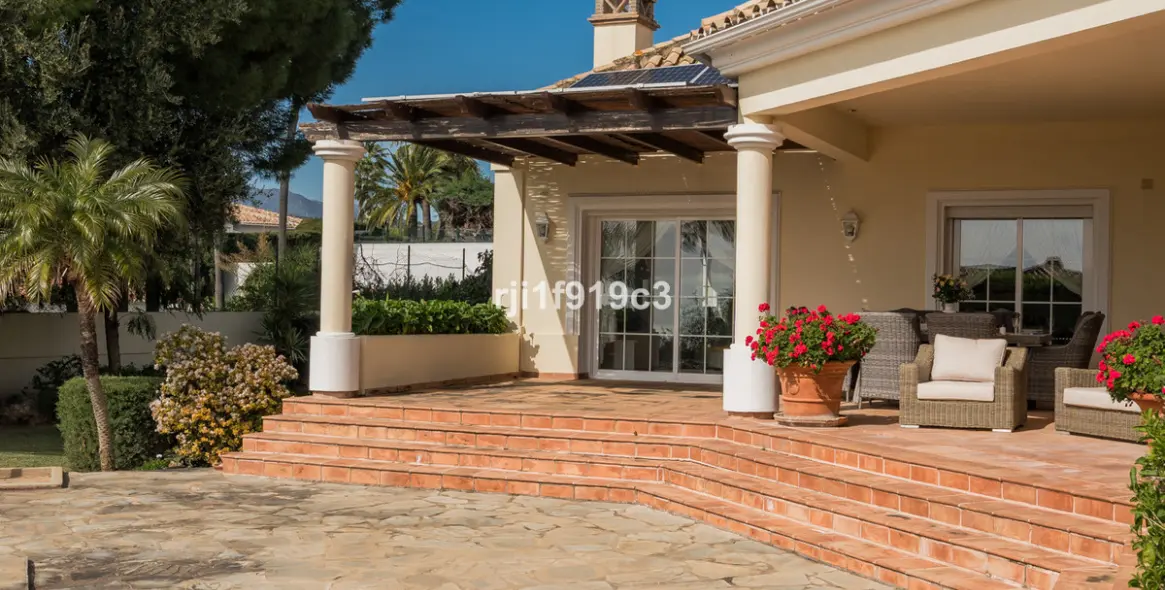Sale of detached villa in Elviria 23