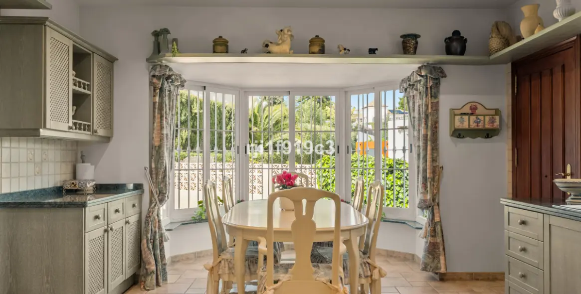 Sale of detached villa in Elviria 26