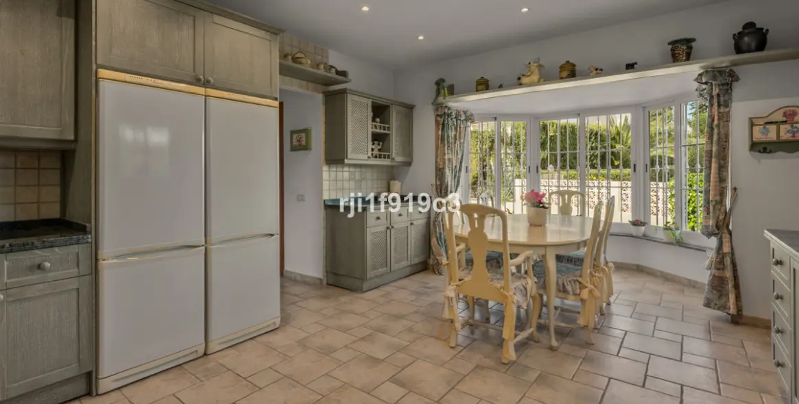 Sale of detached villa in Elviria 27