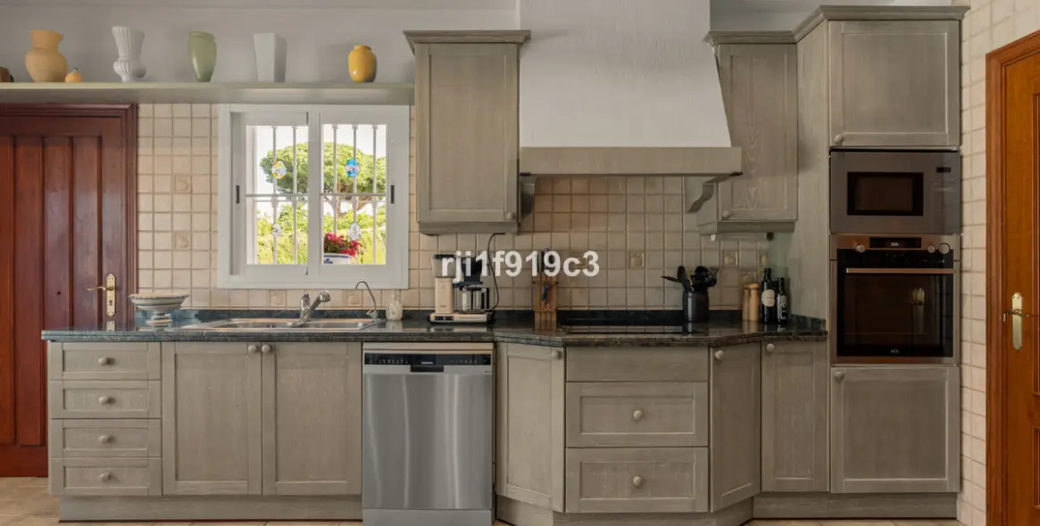 Sale of detached villa in Elviria 28