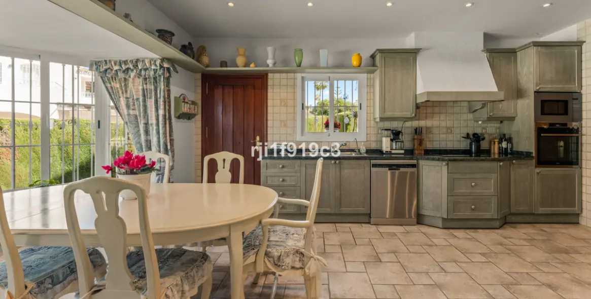 Sale of detached villa in Elviria 29