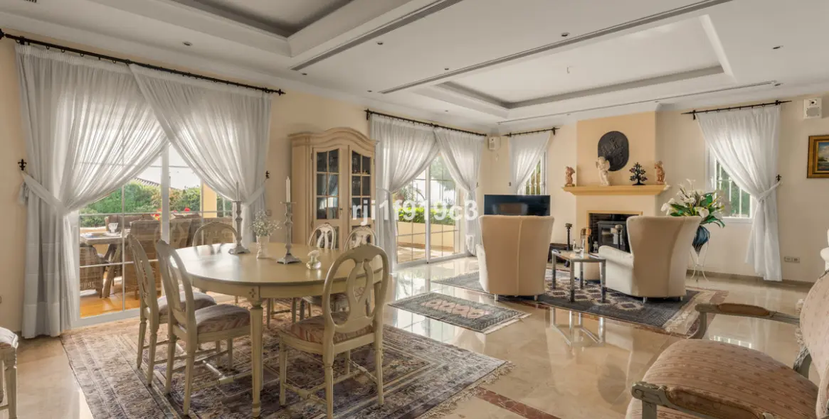 Sale of detached villa in Elviria 31