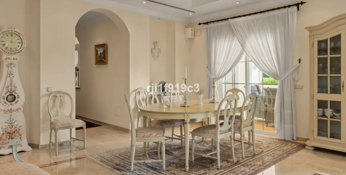 Sale of detached villa in Elviria 34