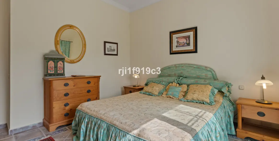 Sale of detached villa in Elviria 35