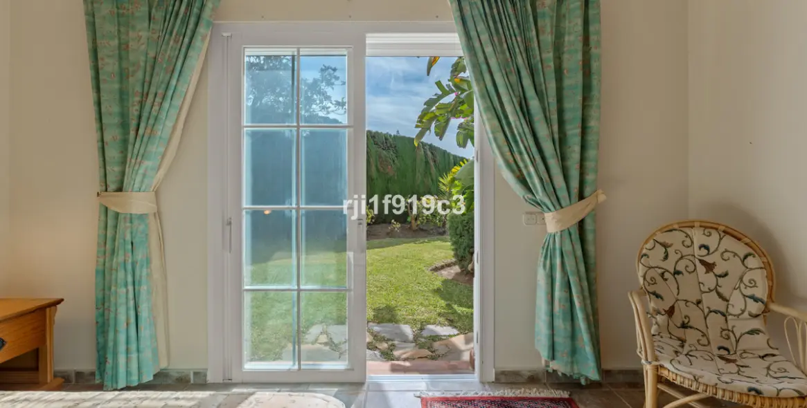 Sale of detached villa in Elviria 36