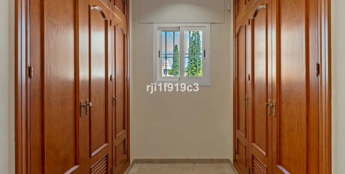 Sale of detached villa in Elviria 37