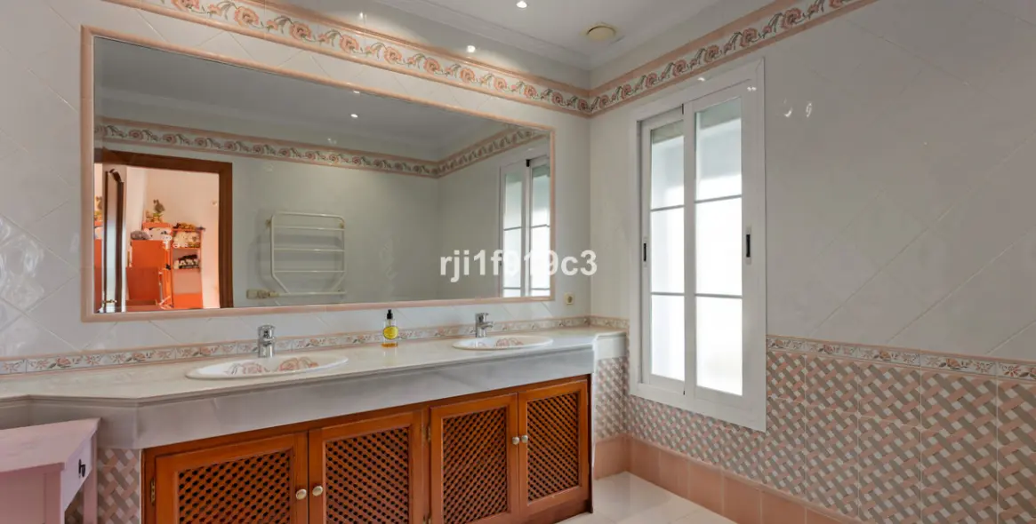 Sale of detached villa in Elviria 38
