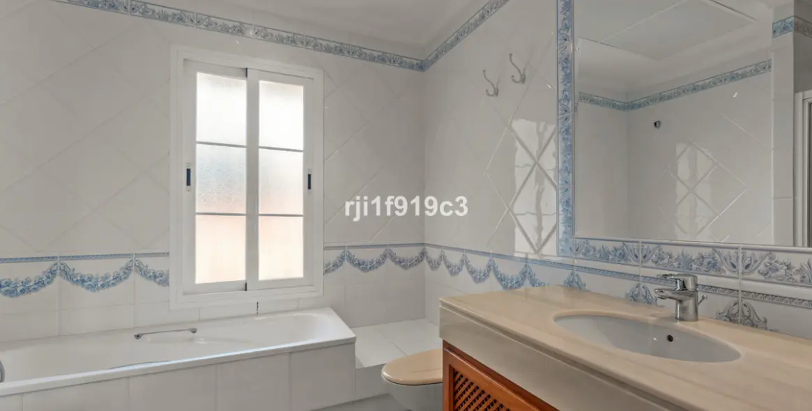 Sale of detached villa in Elviria 39