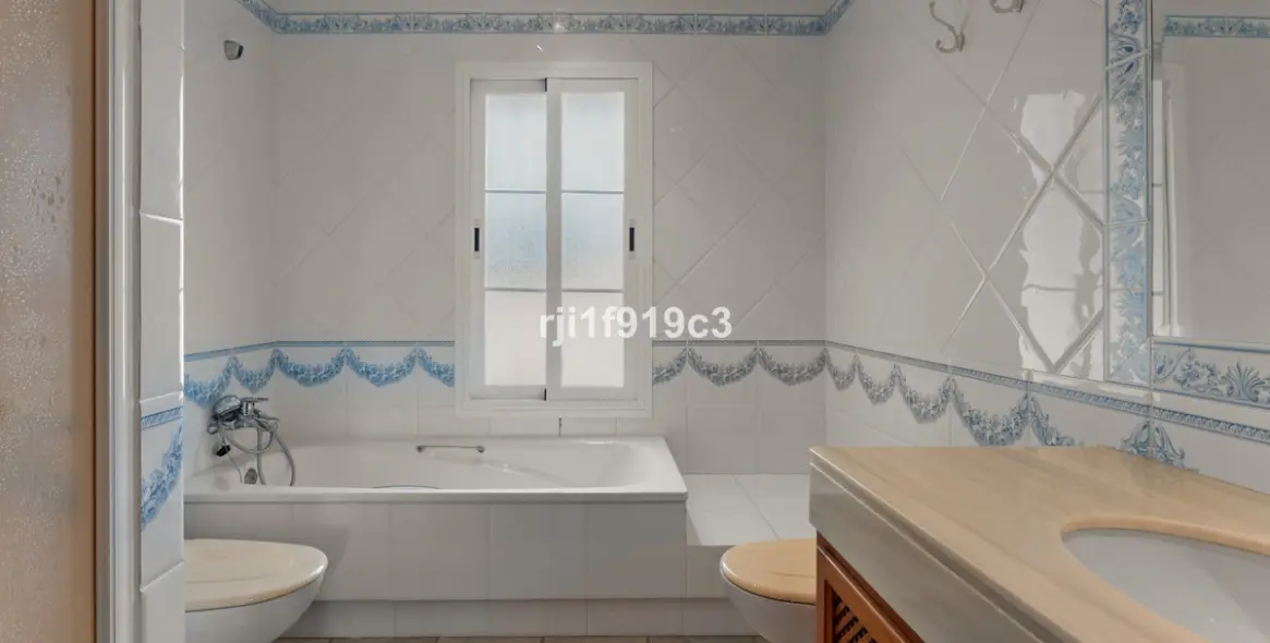 Sale of detached villa in Elviria 40