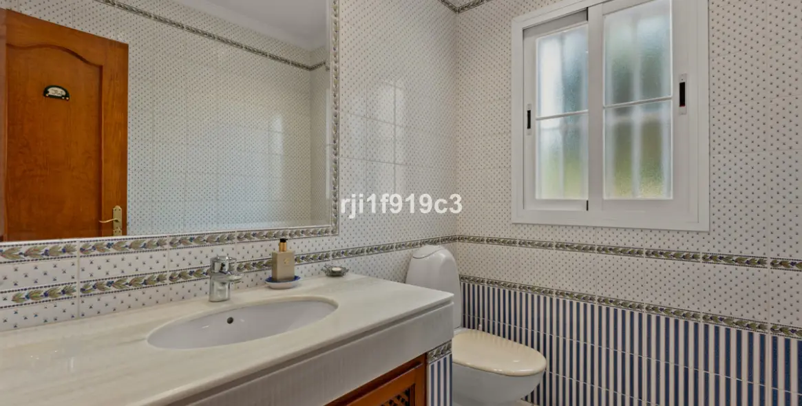 Sale of detached villa in Elviria 42