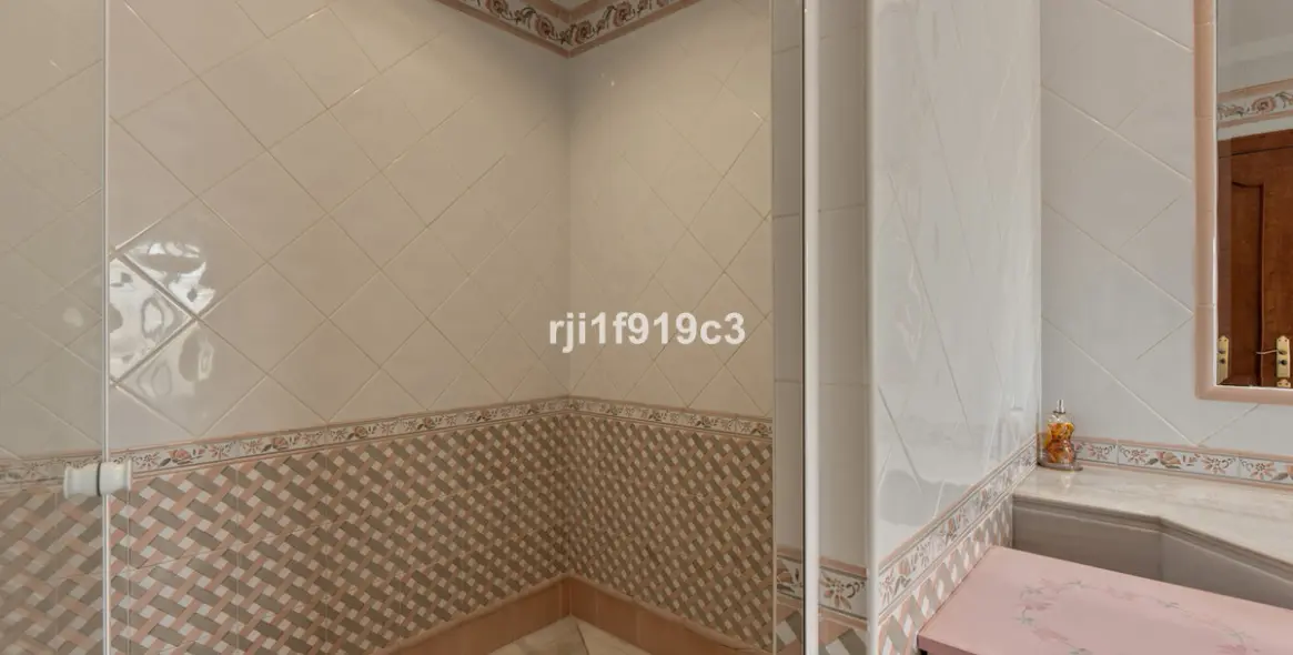 Sale of detached villa in Elviria 43