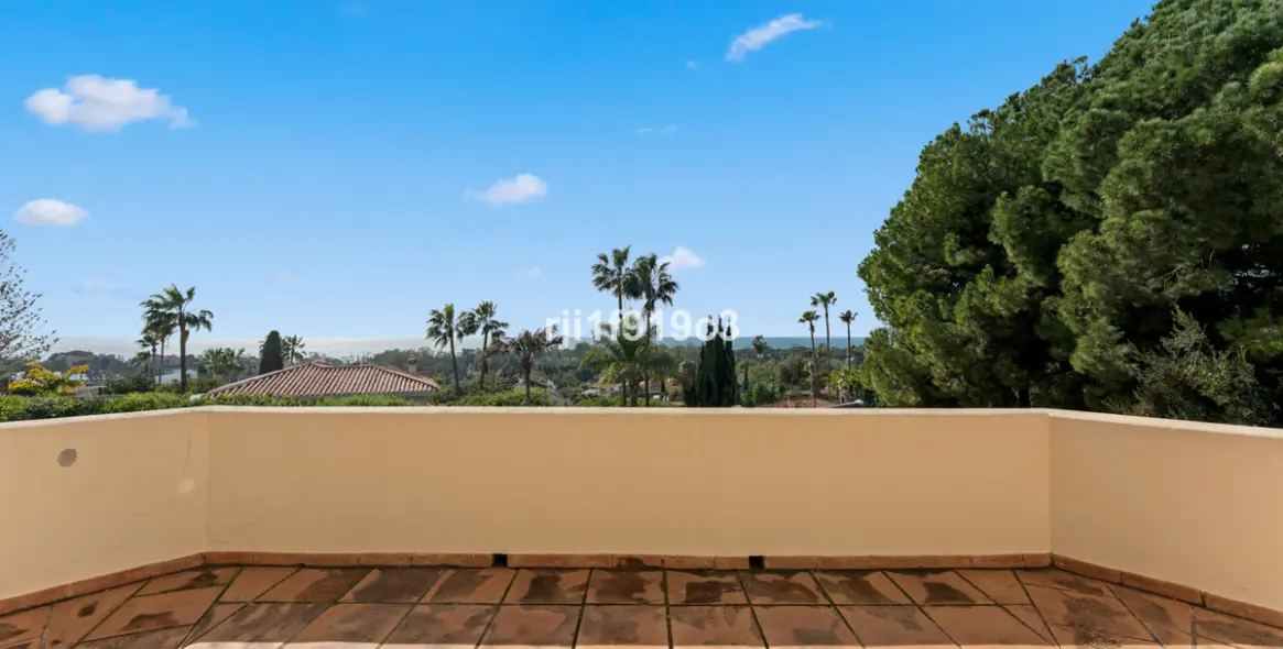 Sale of detached villa in Elviria 46