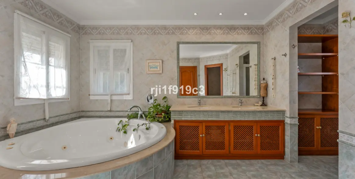 Sale of detached villa in Elviria 47