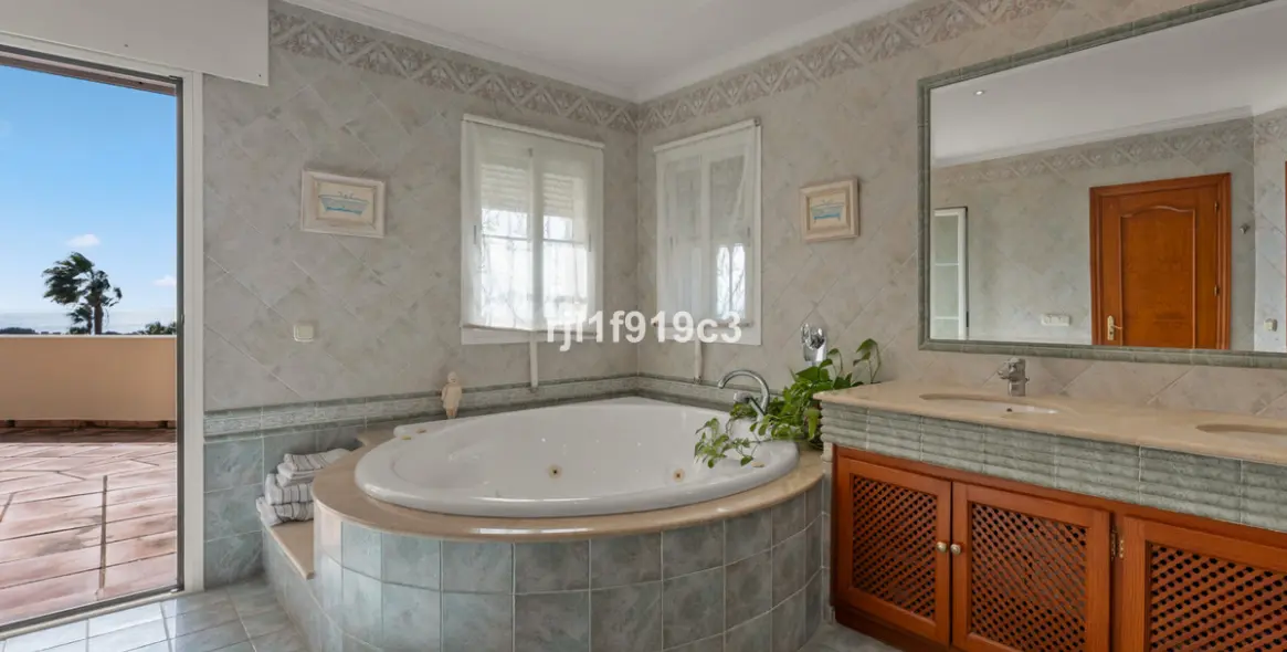 Sale of detached villa in Elviria 48