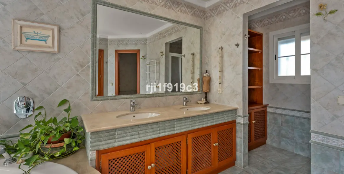 Sale of detached villa in Elviria 49