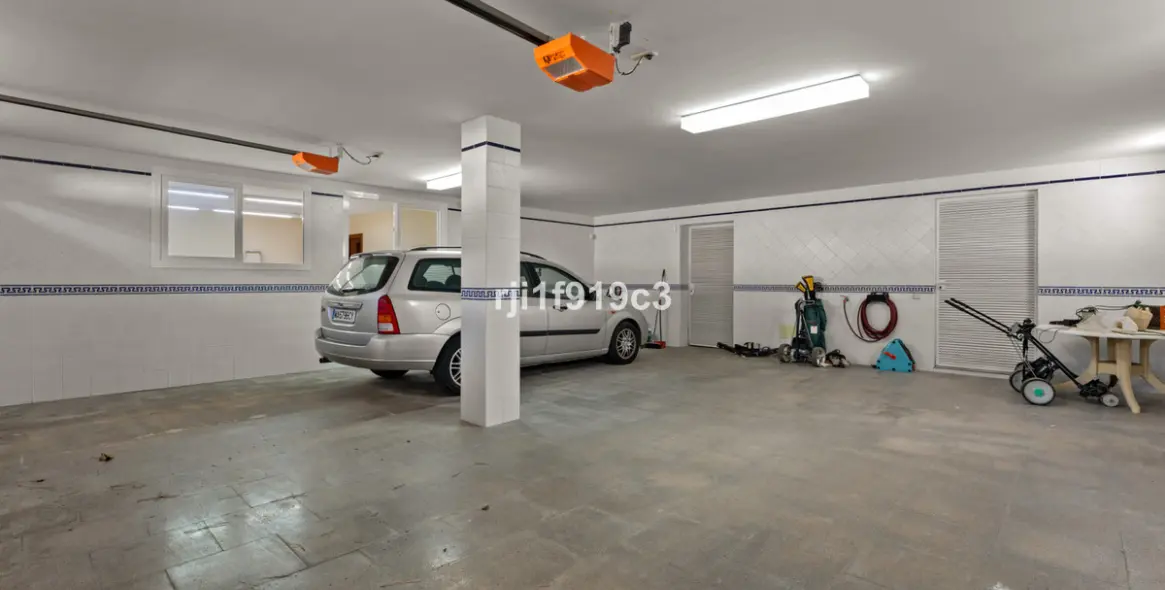 Sale of detached villa in Elviria 54