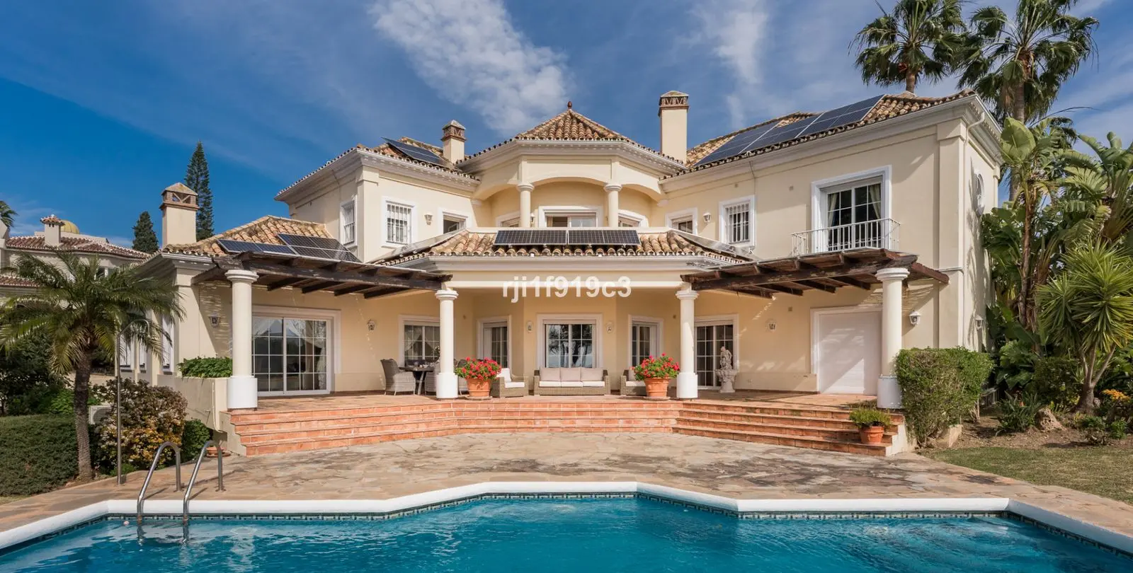 Продажа  отдельно стоящей виллы в Elviria 1