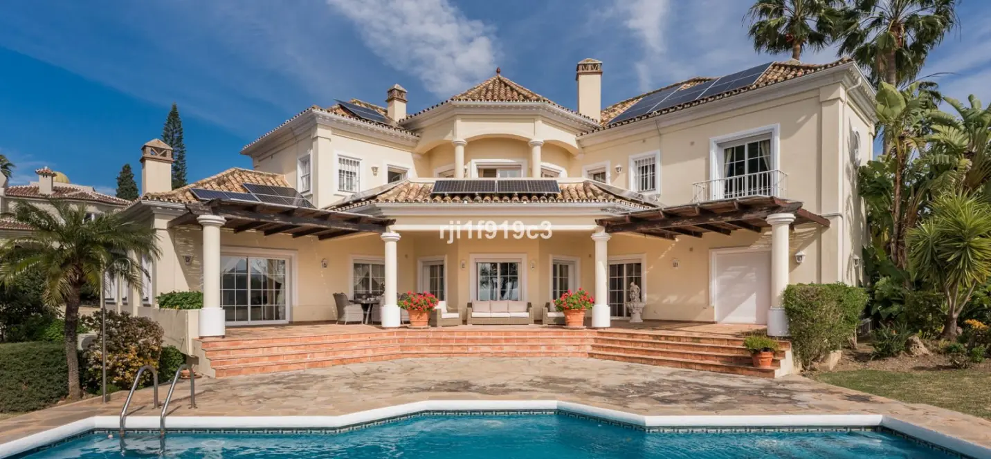 Продажа  отдельно стоящей виллы в Elviria 0