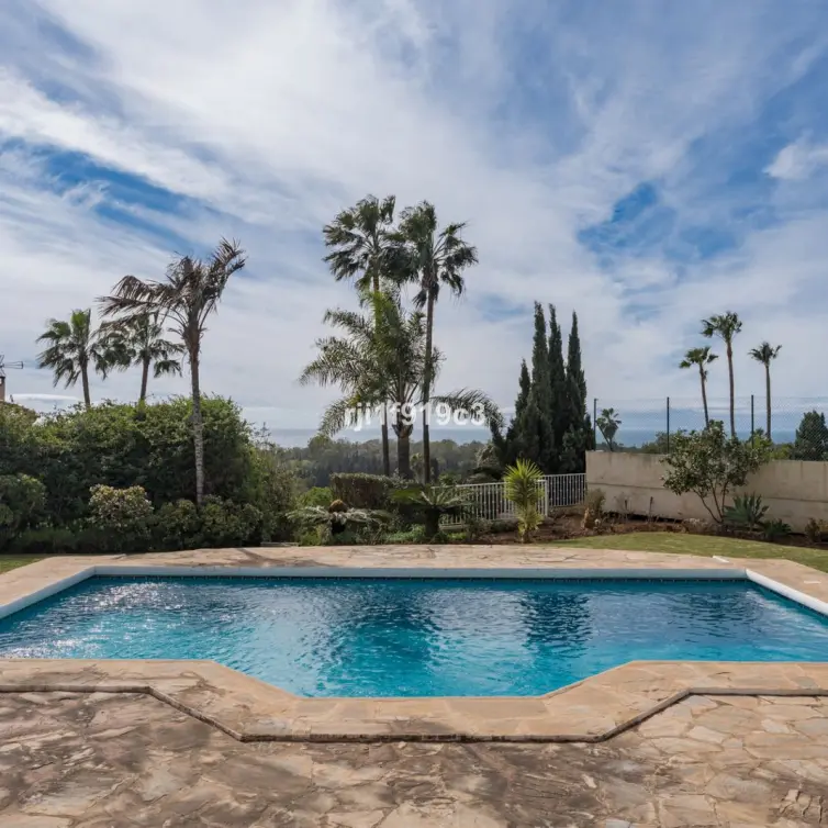 Продажа  отдельно стоящей виллы в Elviria