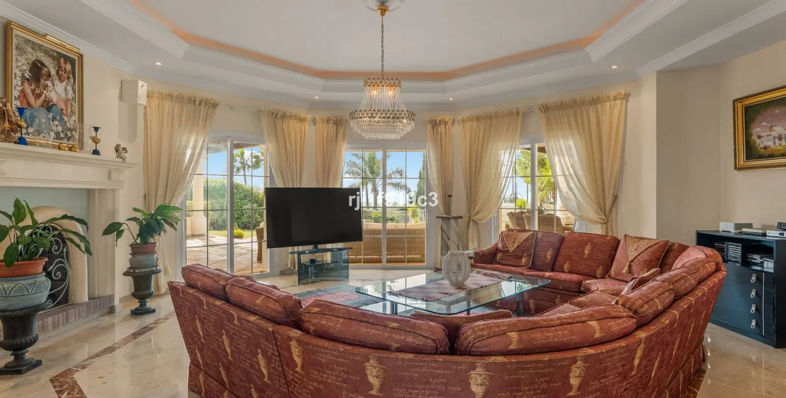 Продажа  отдельно стоящей виллы в Elviria 3