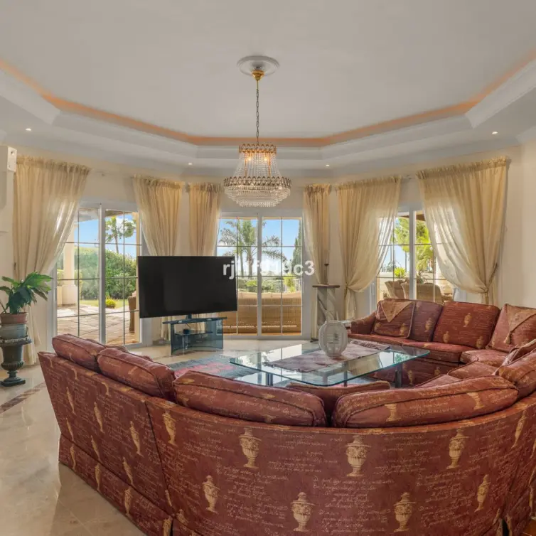 Продажа  отдельно стоящей виллы в Elviria