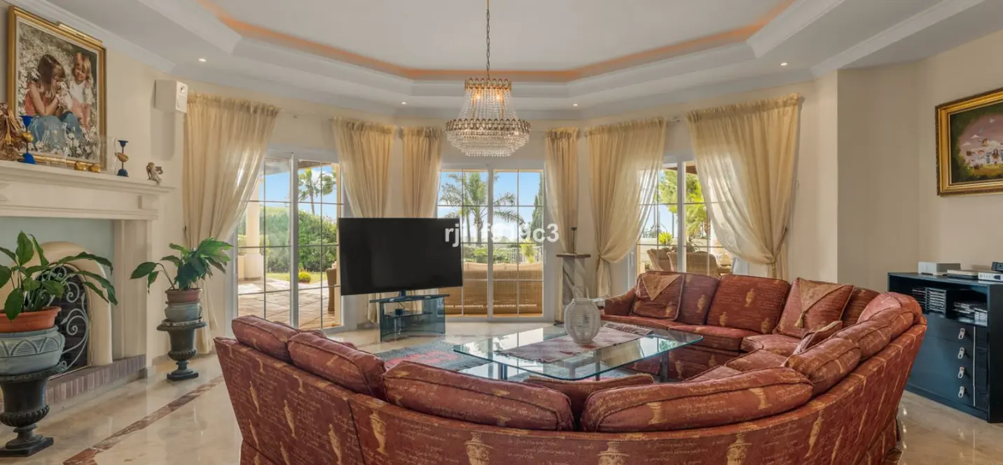 Продажа  отдельно стоящей виллы в Elviria 2