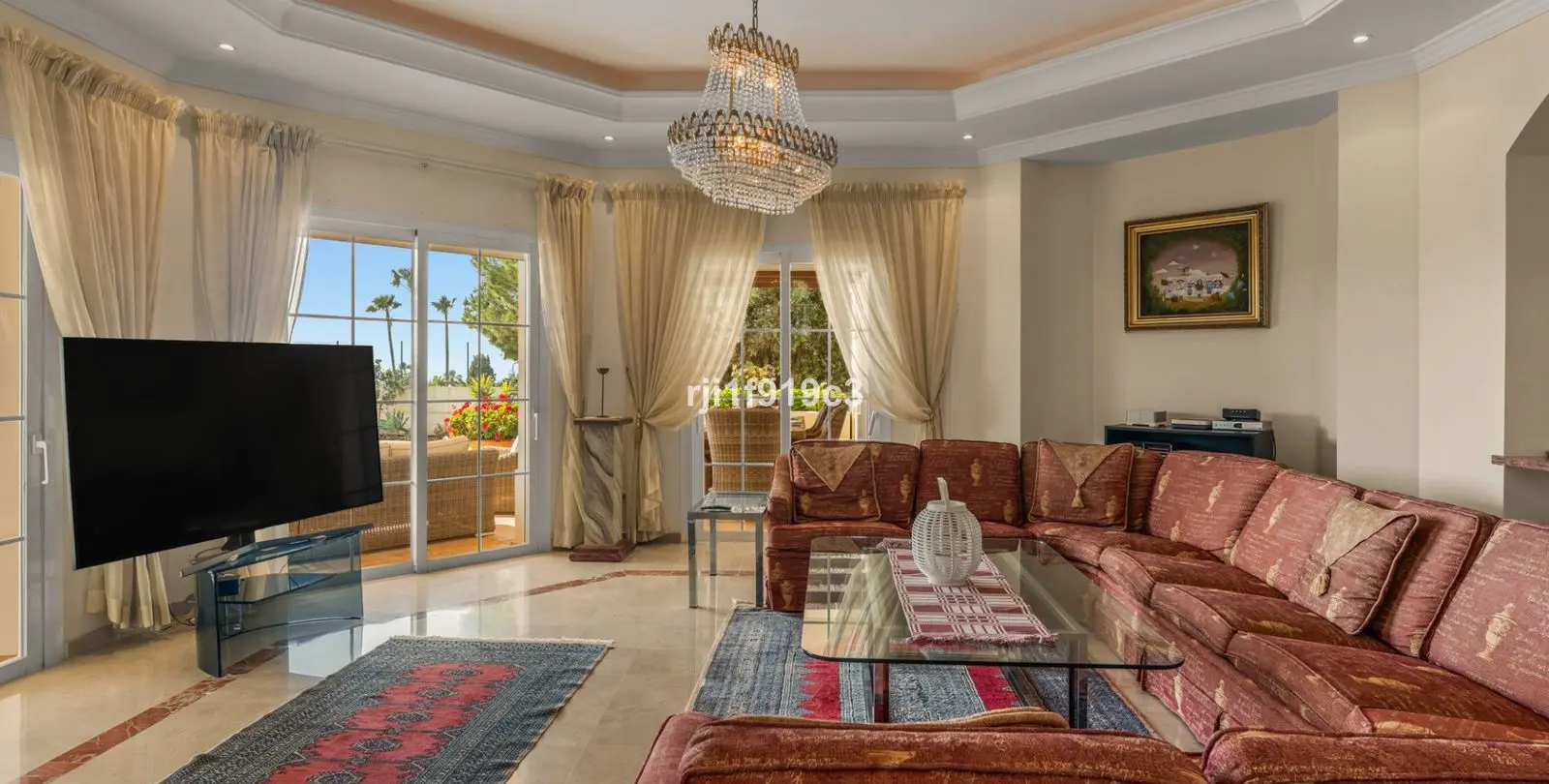 Продажа  отдельно стоящей виллы в Elviria 4
