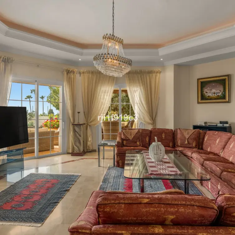 Продажа  отдельно стоящей виллы в Elviria