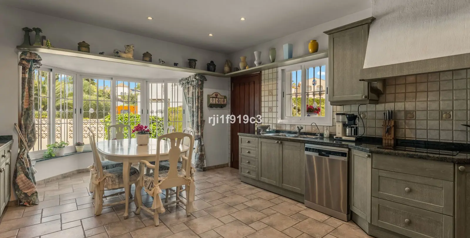 Продажа  отдельно стоящей виллы в Elviria 5