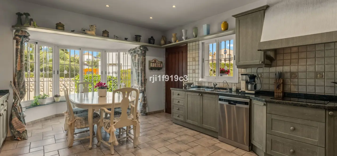 Продажа  отдельно стоящей виллы в Elviria 4