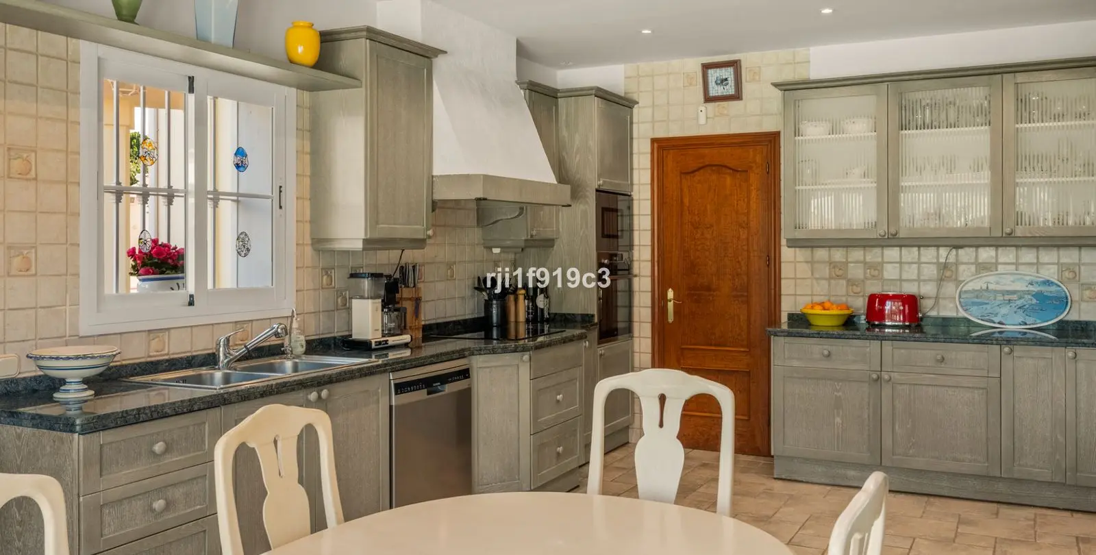 Продажа  отдельно стоящей виллы в Elviria 6