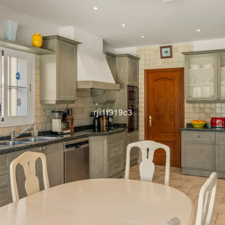 Продажа  отдельно стоящей виллы в Elviria