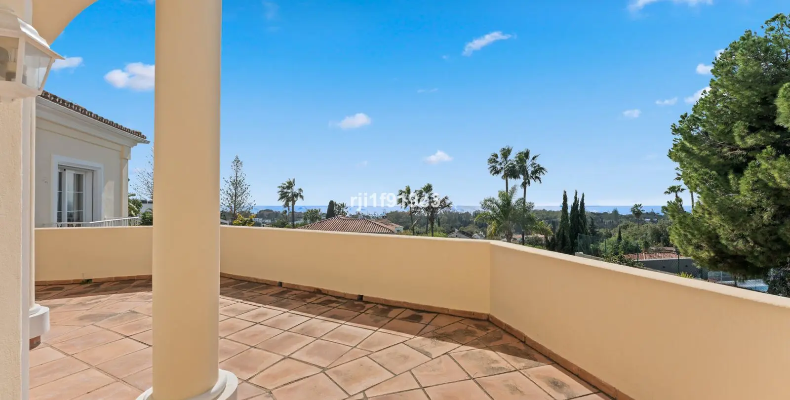Продажа  отдельно стоящей виллы в Elviria 8
