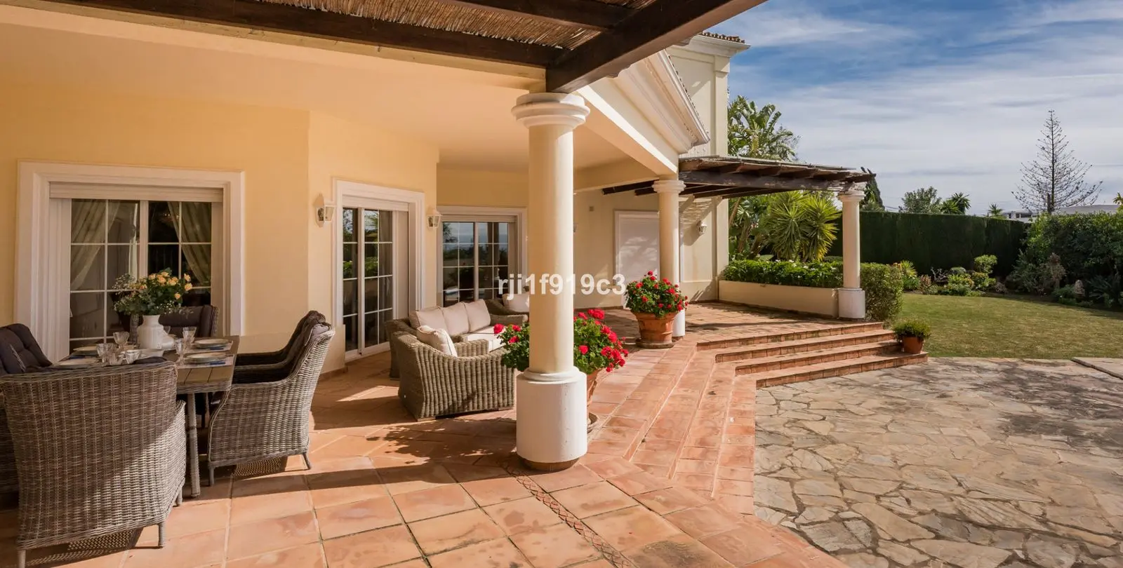 Продажа  отдельно стоящей виллы в Elviria 19