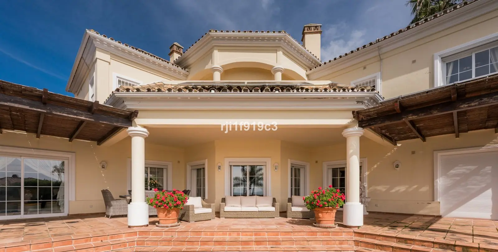 Продажа  отдельно стоящей виллы в Elviria 22