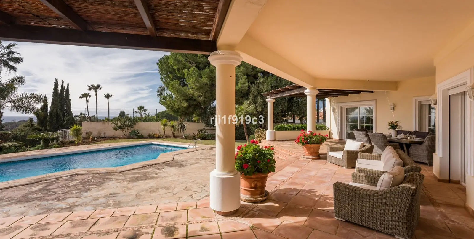 Продажа  отдельно стоящей виллы в Elviria 24