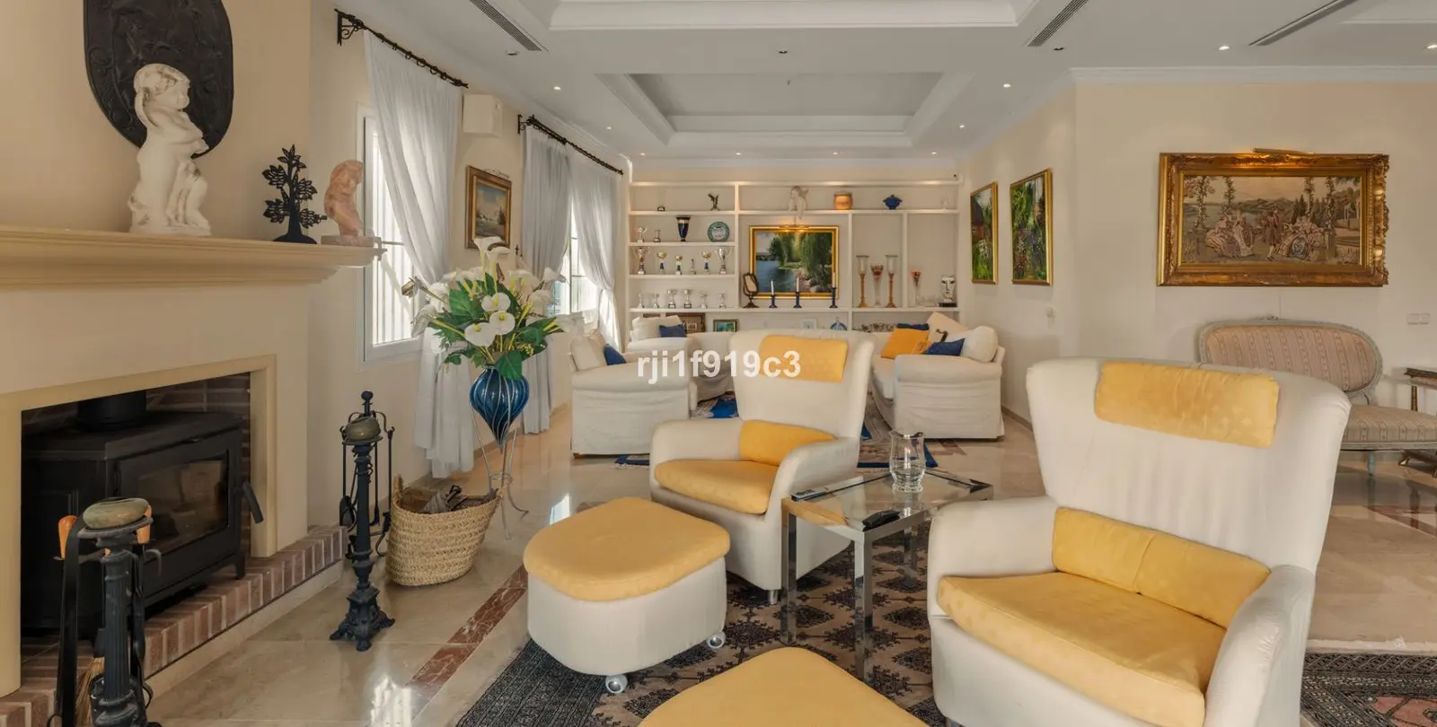 Продажа  отдельно стоящей виллы в Elviria 32