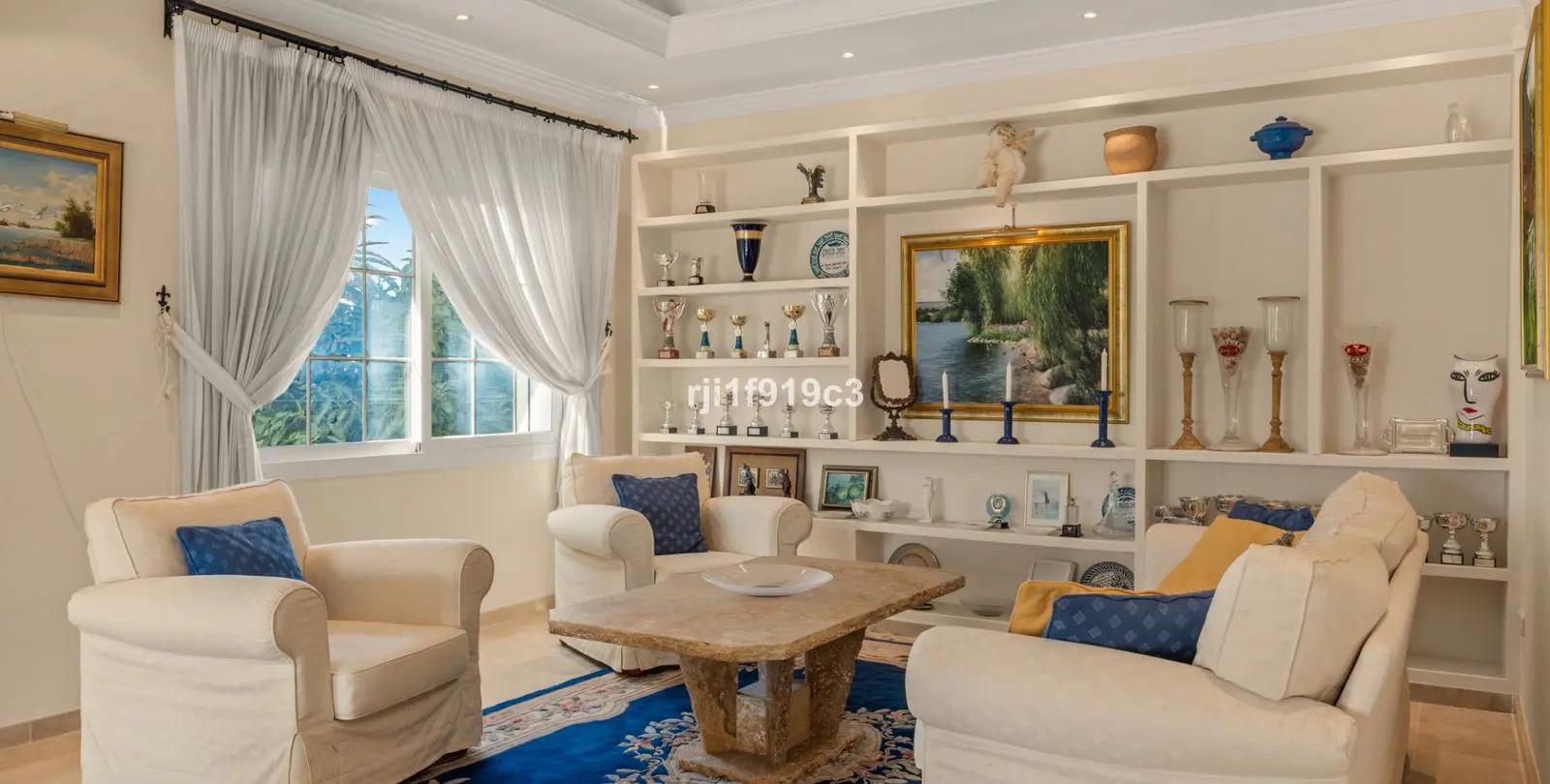 Продажа  отдельно стоящей виллы в Elviria 33