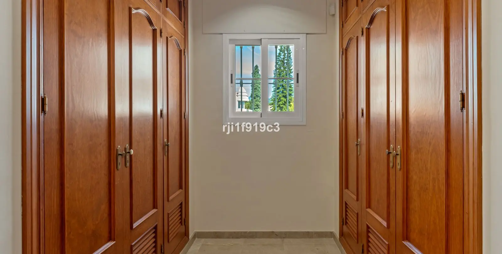Продажа  отдельно стоящей виллы в Elviria 37