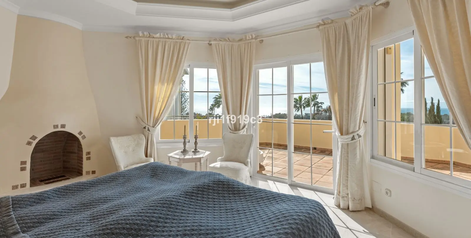Продажа  отдельно стоящей виллы в Elviria 44
